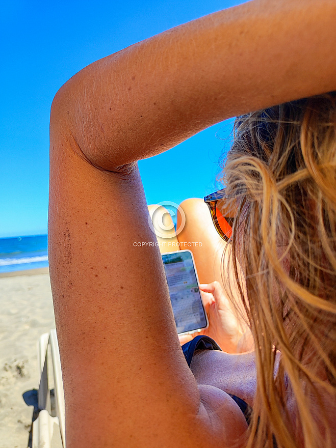 Mujer Usando Móvil En La Playa