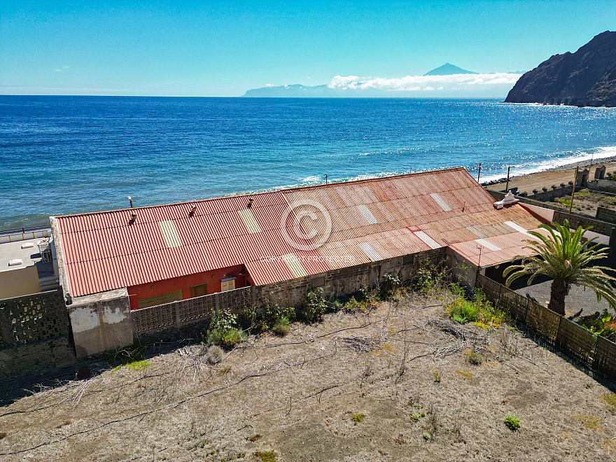 Nave y Ermita en la playa de Hermigua - La Gomera