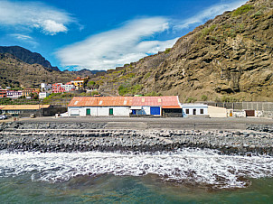 Nave y Ermita en la playa de Hermigua - La Gomera