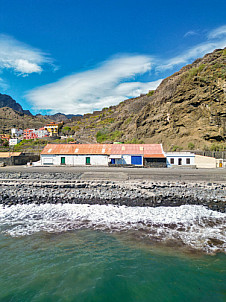 Nave y Ermita en la playa de Hermigua - La Gomera