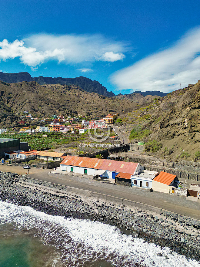 Nave y Ermita en la playa de Hermigua - La Gomera