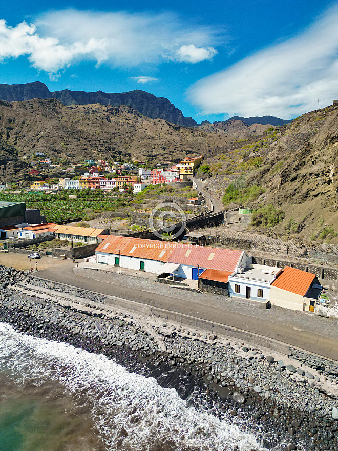 Nave y Ermita en la playa de Hermigua - La Gomera