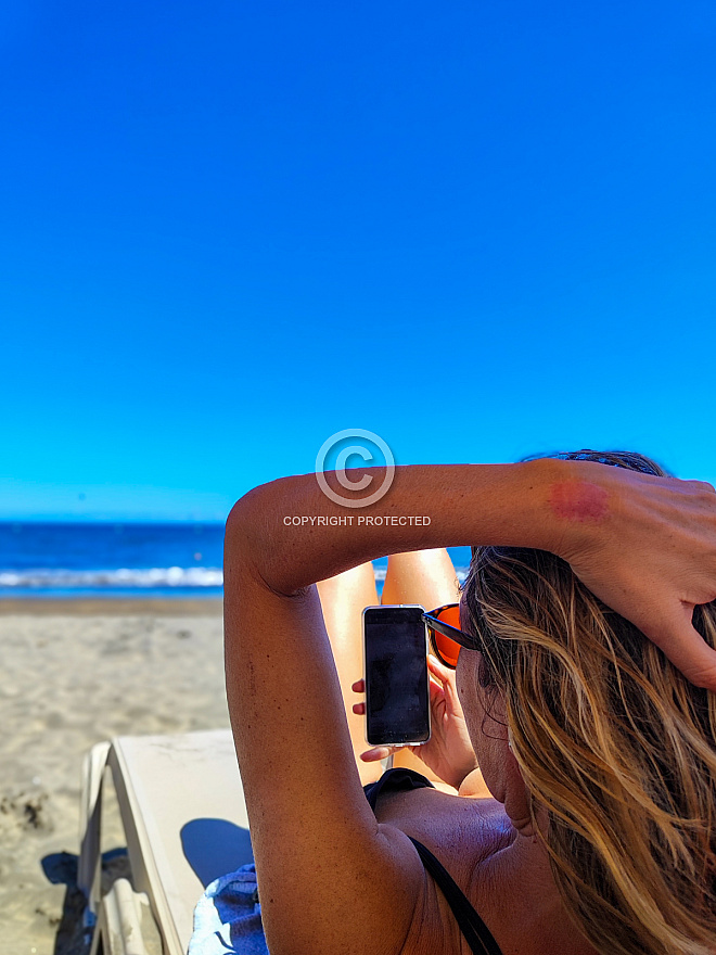 Mujer Usando Móvil En La Playa