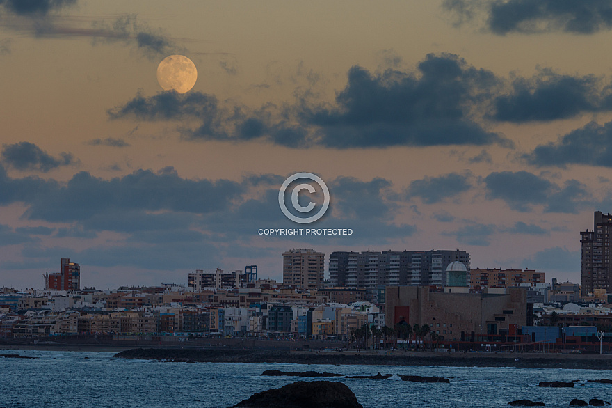 The moon over Las Palmas